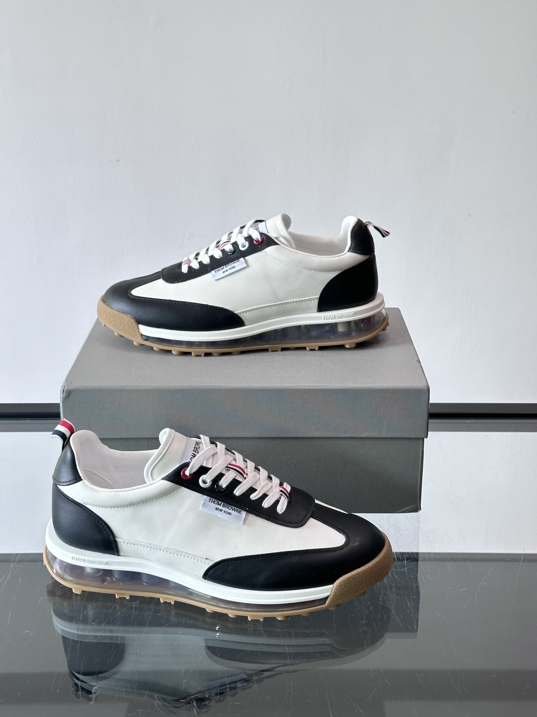 Thom Browne男士气垫休闲鞋，麂皮+牛皮拼接，质感细腻又透气。标志性红白蓝鞋带，辨识度超高。透明