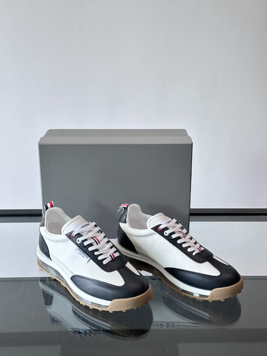 Thom Browne男士气垫休闲鞋，麂皮+牛皮拼接，质感细腻又透气。标志性红白蓝鞋带，辨识度超高。透明