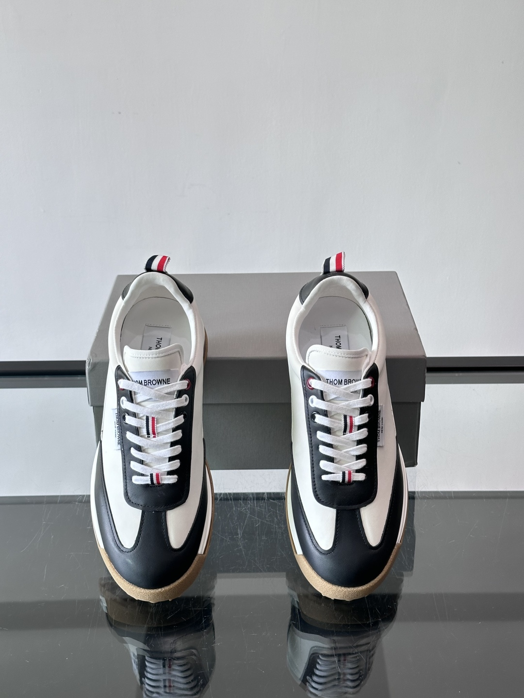 Thom Browne男士气垫休闲鞋，麂皮+牛皮拼接，质感细腻又透气。标志性红白蓝鞋带，辨识度超高。透明