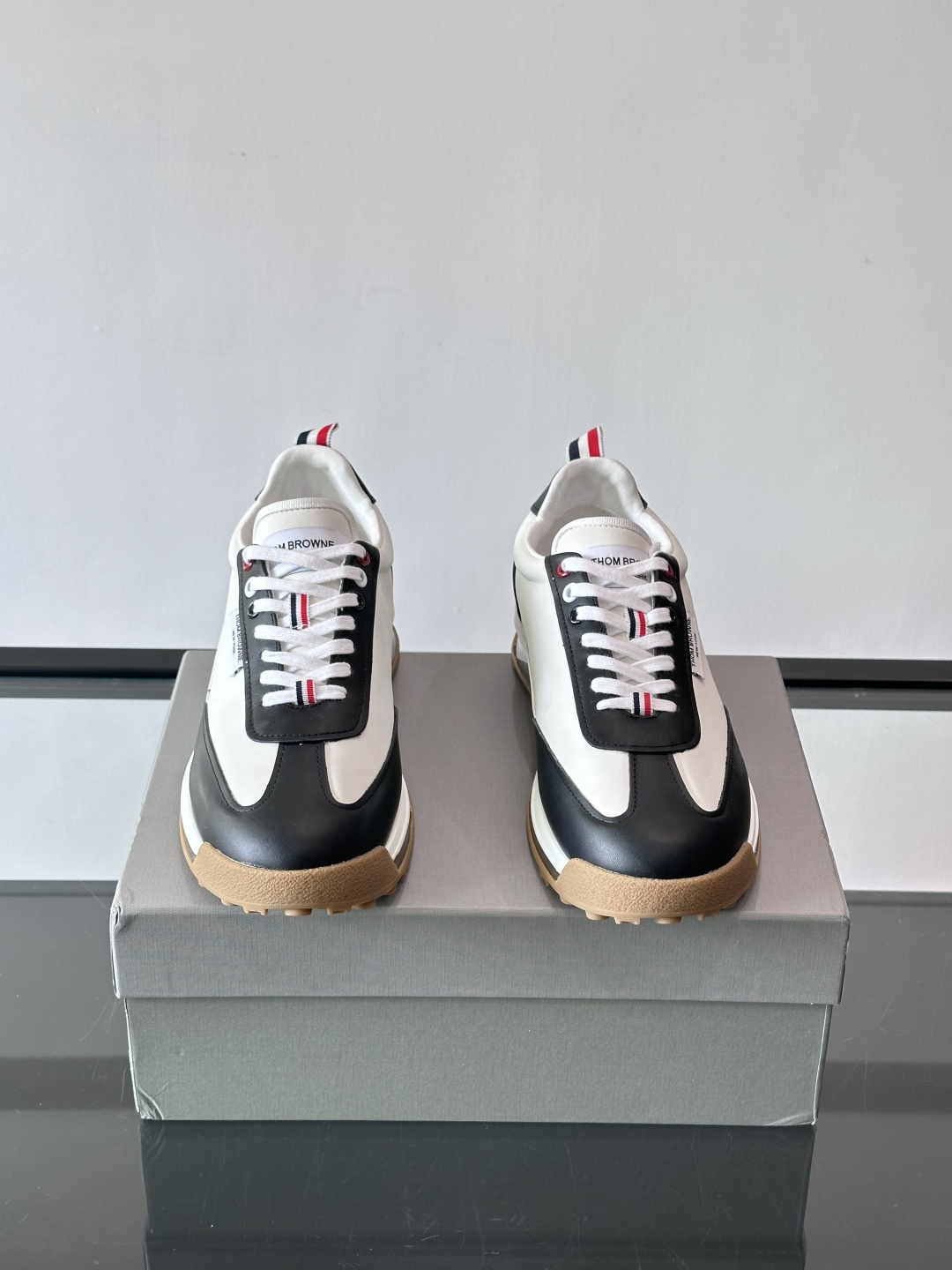 Thom Browne男士气垫休闲鞋，麂皮+牛皮拼接，质感细腻又透气。标志性红白蓝鞋带，辨识度超高。透明