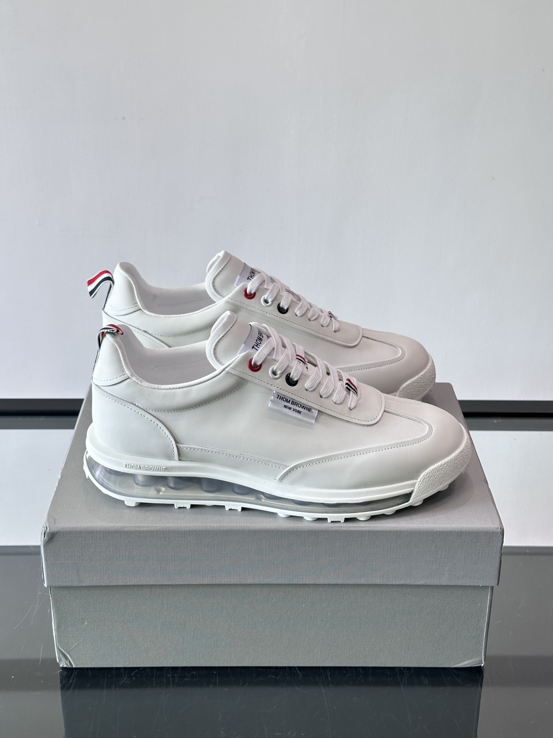 Thom Browne男士气垫休闲鞋，麂皮+牛皮拼接，质感细腻又透气。标志性红白蓝鞋带，辨识度超高。透明