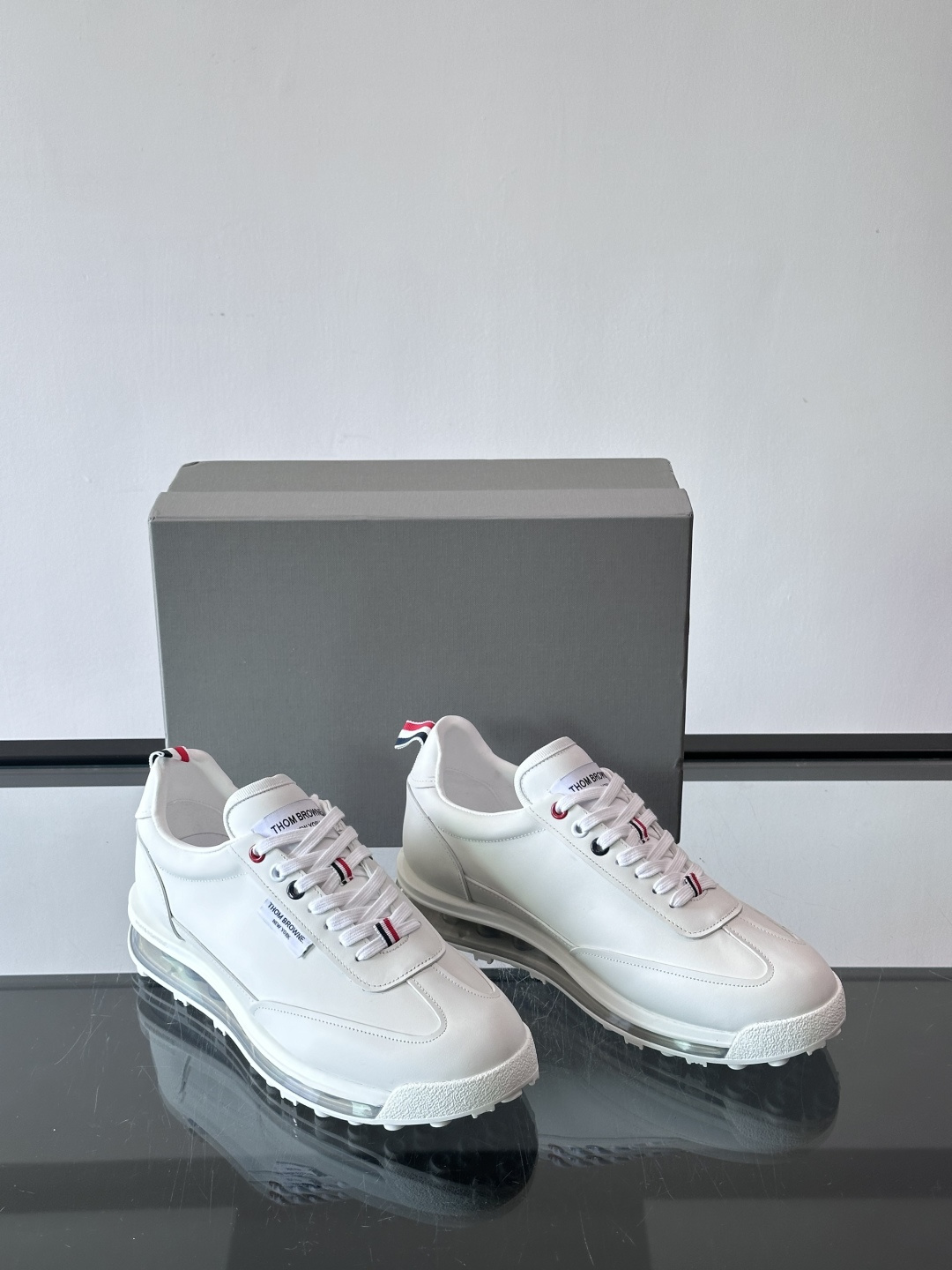 Thom Browne男士气垫休闲鞋，麂皮+牛皮拼接，质感细腻又透气。标志性红白蓝鞋带，辨识度超高。透明