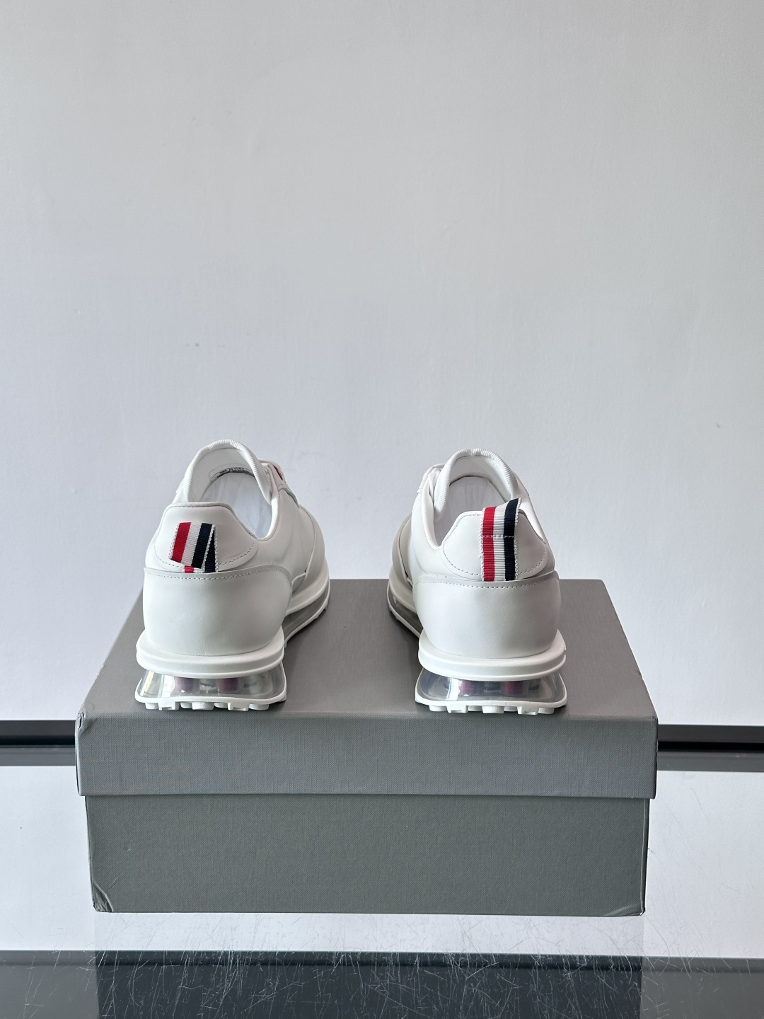 Thom Browne男士气垫休闲鞋，麂皮+牛皮拼接，质感细腻又透气。标志性红白蓝鞋带，辨识度超高。透明