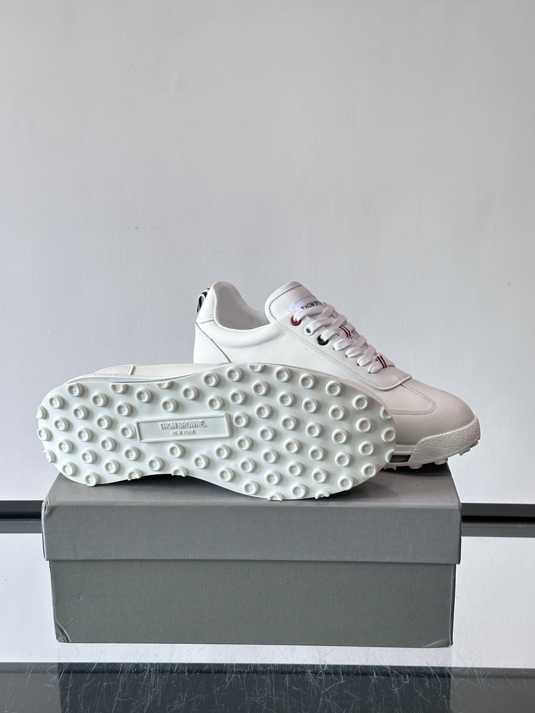 Thom Browne男士气垫休闲鞋，麂皮+牛皮拼接，质感细腻又透气。标志性红白蓝鞋带，辨识度超高。透明