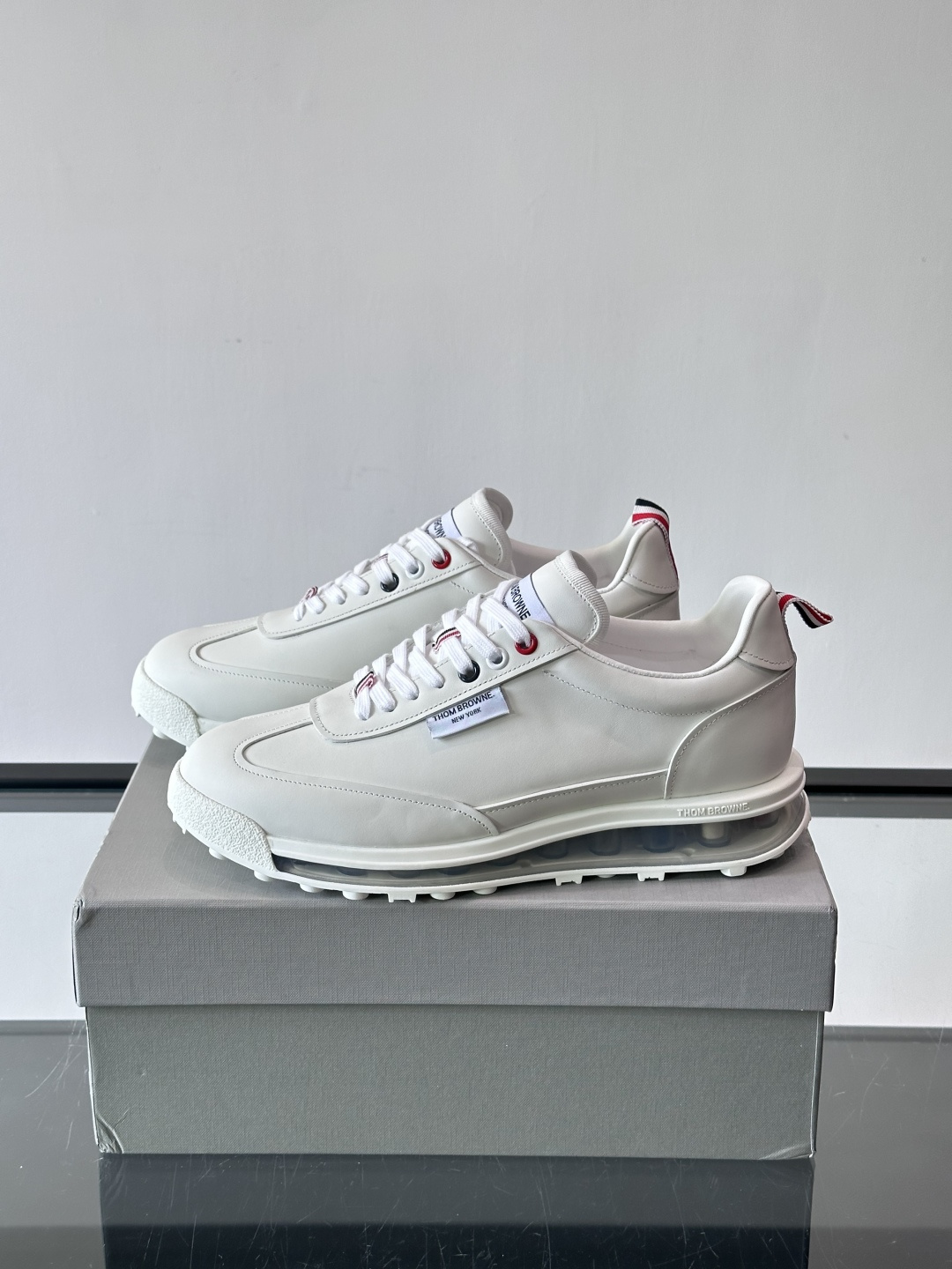 Thom Browne男士气垫休闲鞋，麂皮+牛皮拼接，质感细腻又透气。标志性红白蓝鞋带，辨识度超高。透明