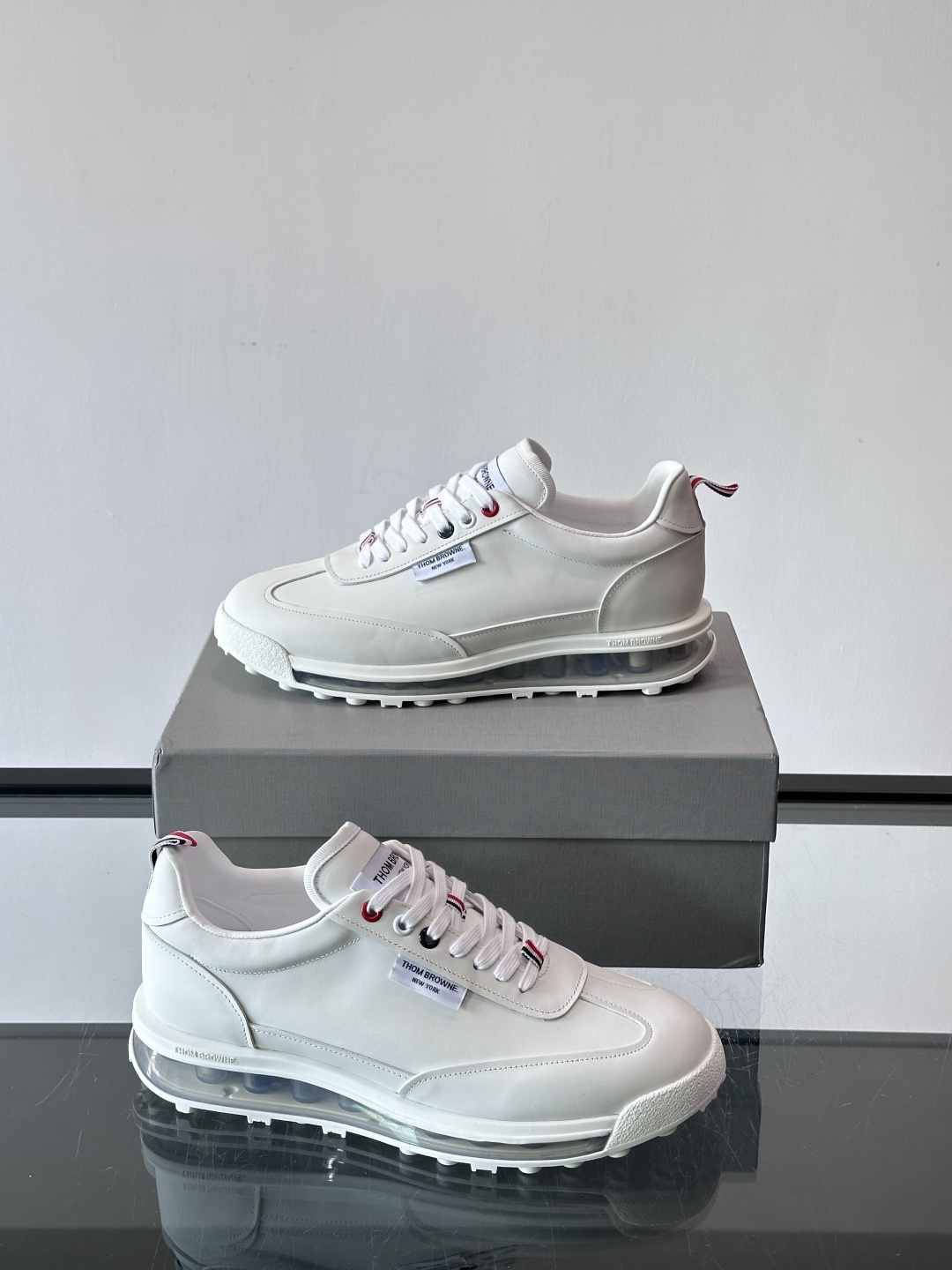 Thom Browne男士气垫休闲鞋，麂皮+牛皮拼接，质感细腻又透气。标志性红白蓝鞋带，辨识度超高。透明