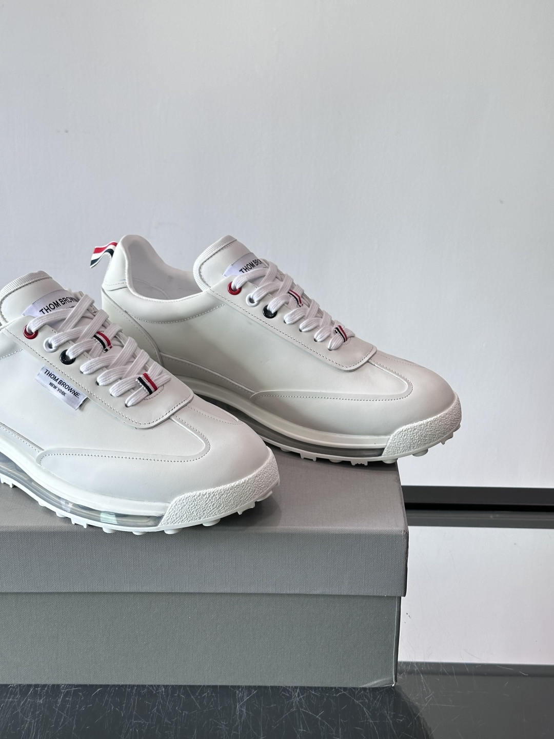 Thom Browne男士气垫休闲鞋，麂皮+牛皮拼接，质感细腻又透气。标志性红白蓝鞋带，辨识度超高。透明