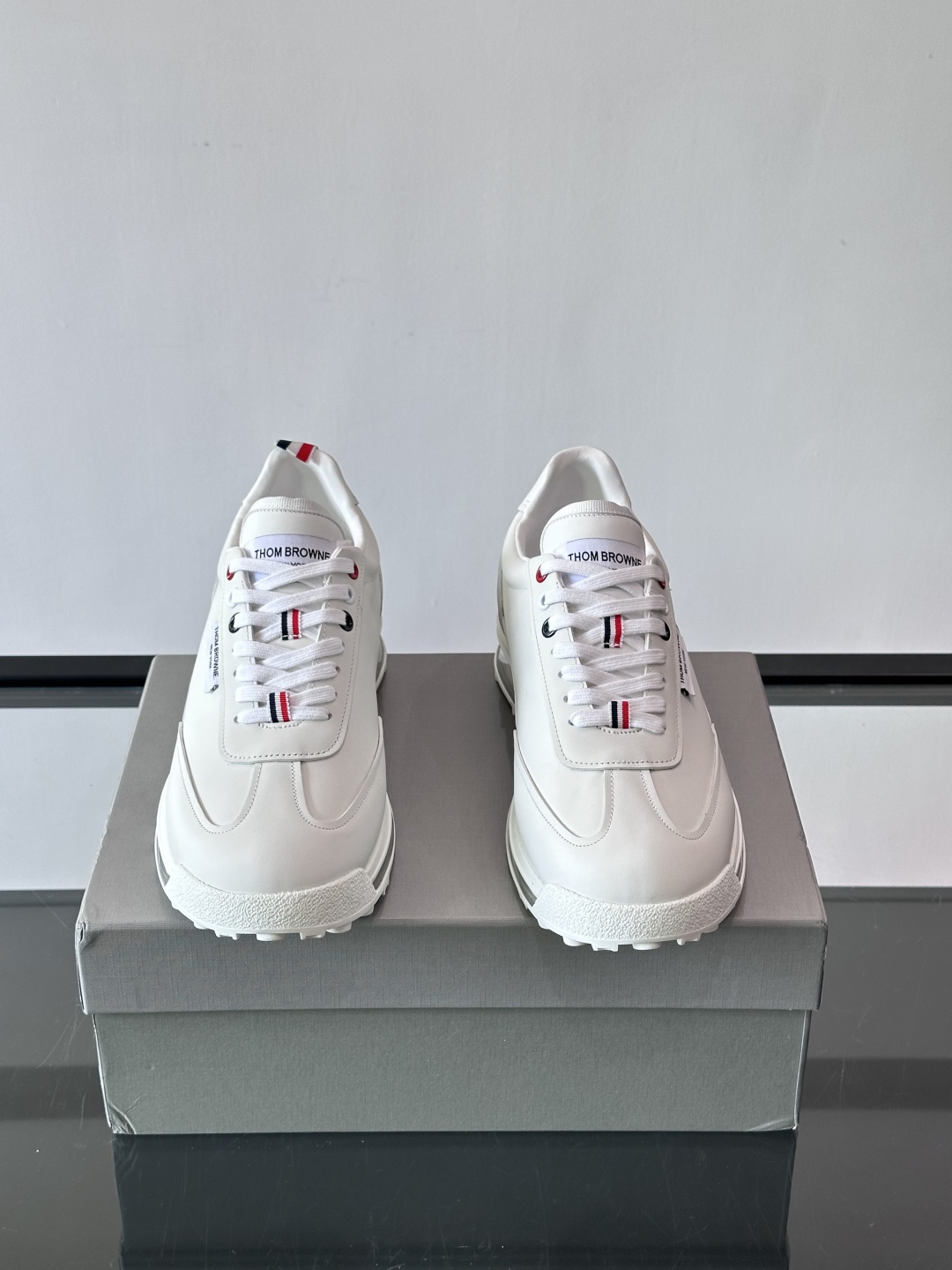 Thom Browne男士气垫休闲鞋，麂皮+牛皮拼接，质感细腻又透气。标志性红白蓝鞋带，辨识度超高。透明