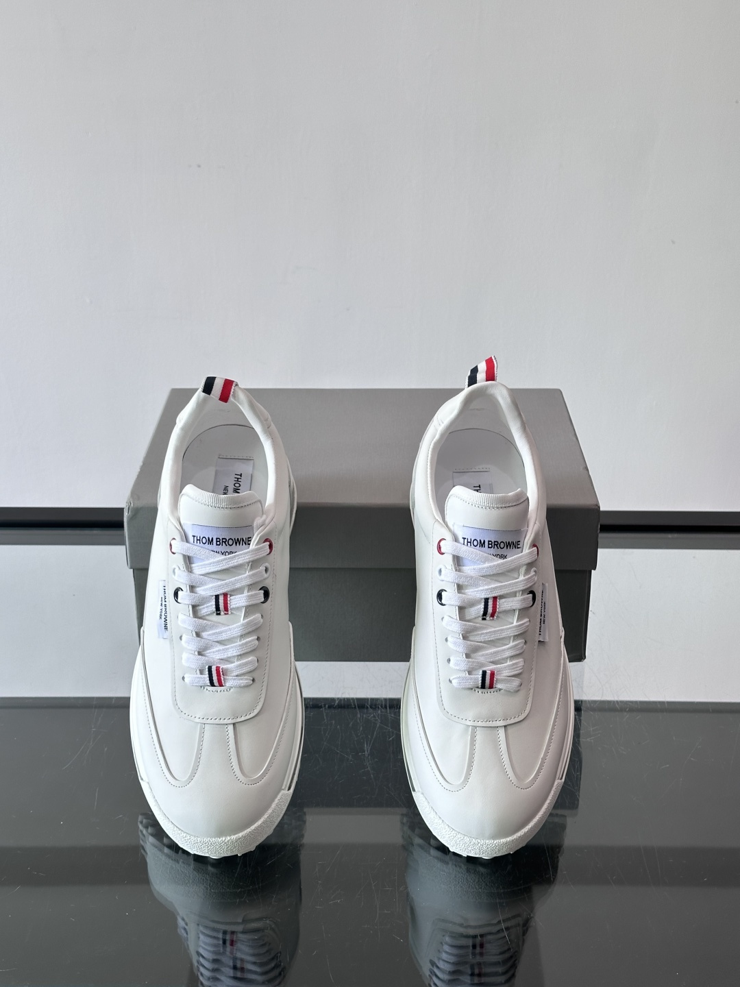 Thom Browne男士气垫休闲鞋，麂皮+牛皮拼接，质感细腻又透气。标志性红白蓝鞋带，辨识度超高。透明