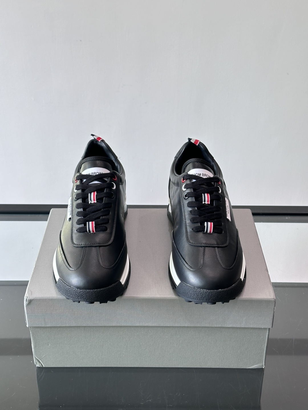 Thom Browne男士气垫休闲鞋，麂皮+牛皮拼接，质感细腻又透气。标志性红白蓝鞋带，辨识度超高。透明