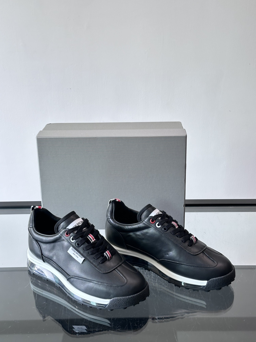 Thom Browne男士气垫休闲鞋，麂皮+牛皮拼接，质感细腻又透气。标志性红白蓝鞋带，辨识度超高。透明