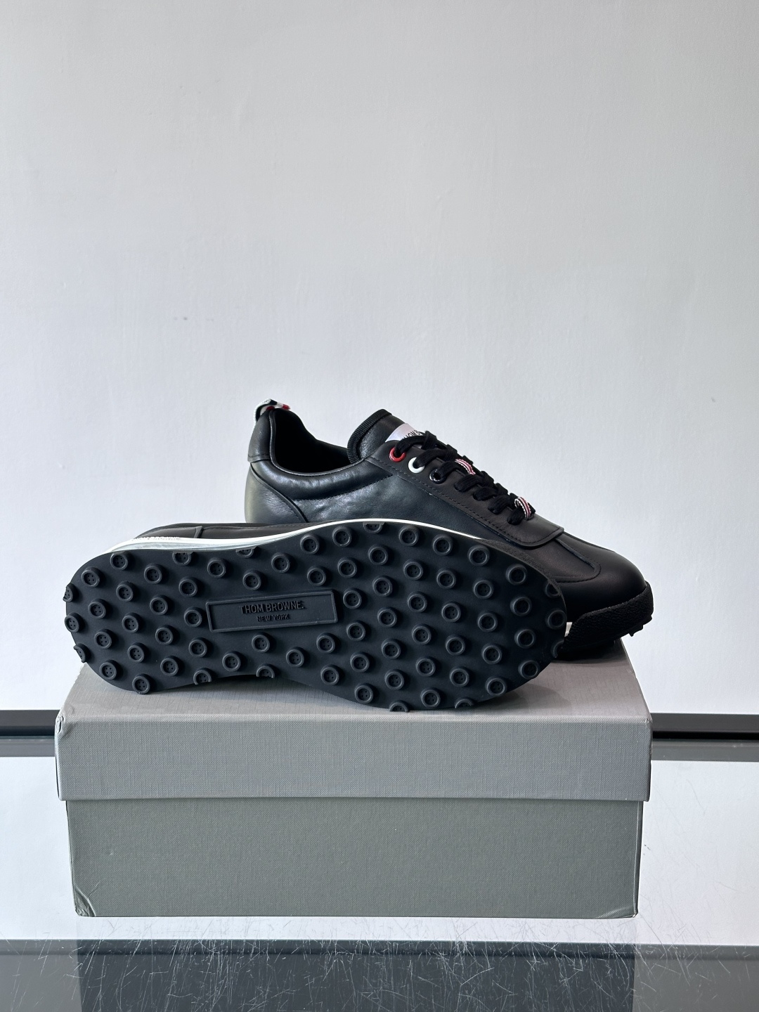 Thom Browne男士气垫休闲鞋，麂皮+牛皮拼接，质感细腻又透气。标志性红白蓝鞋带，辨识度超高。透明