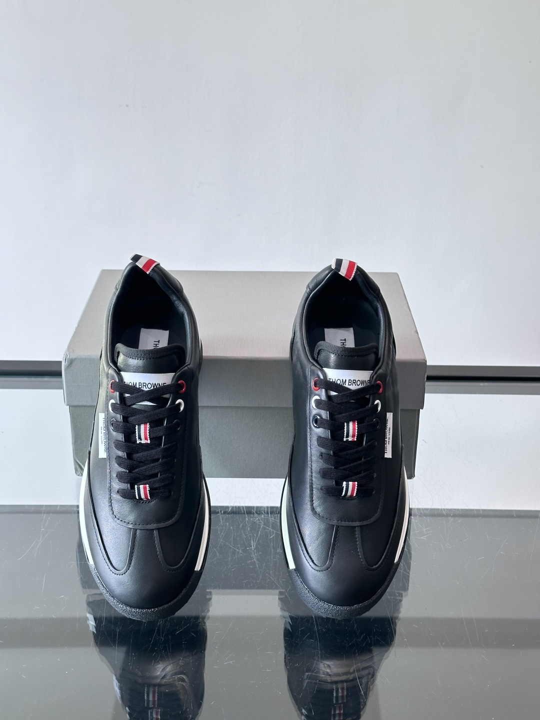 Thom Browne男士气垫休闲鞋，麂皮+牛皮拼接，质感细腻又透气。标志性红白蓝鞋带，辨识度超高。透明