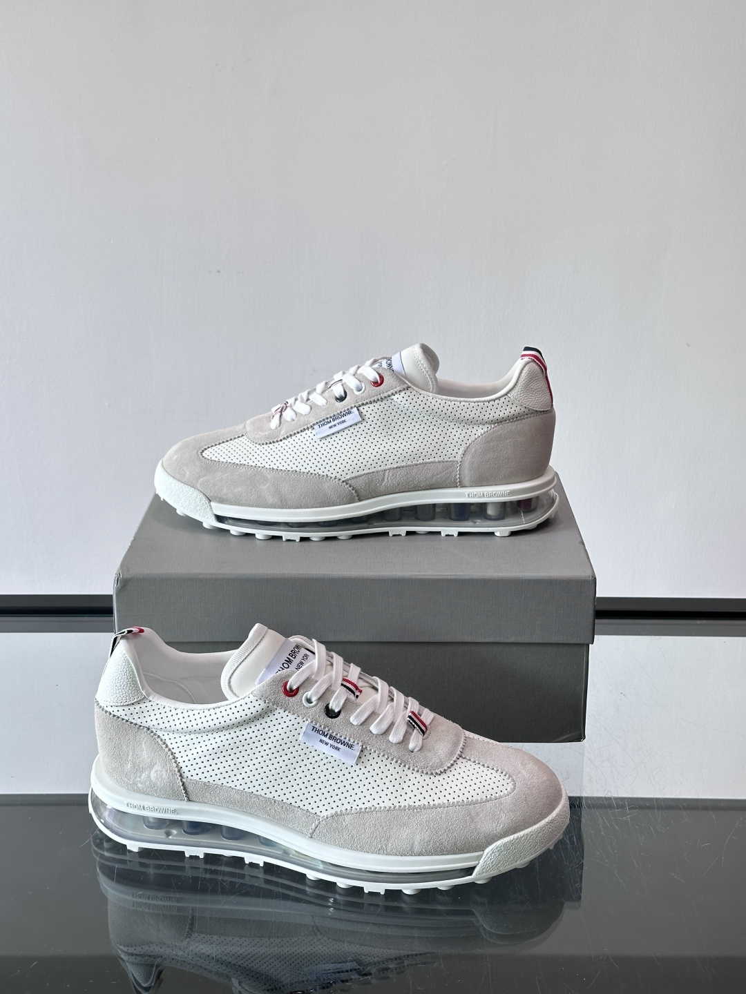 Thom Browne男士气垫休闲鞋，麂皮+牛皮拼接，质感细腻又透气。标志性红白蓝鞋带，辨识度超高。透明