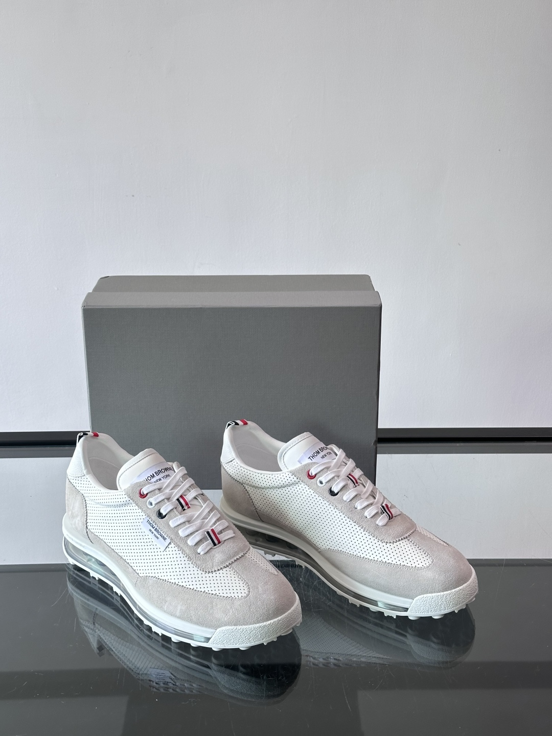 Thom Browne男士气垫休闲鞋，麂皮+牛皮拼接，质感细腻又透气。标志性红白蓝鞋带，辨识度超高。透明