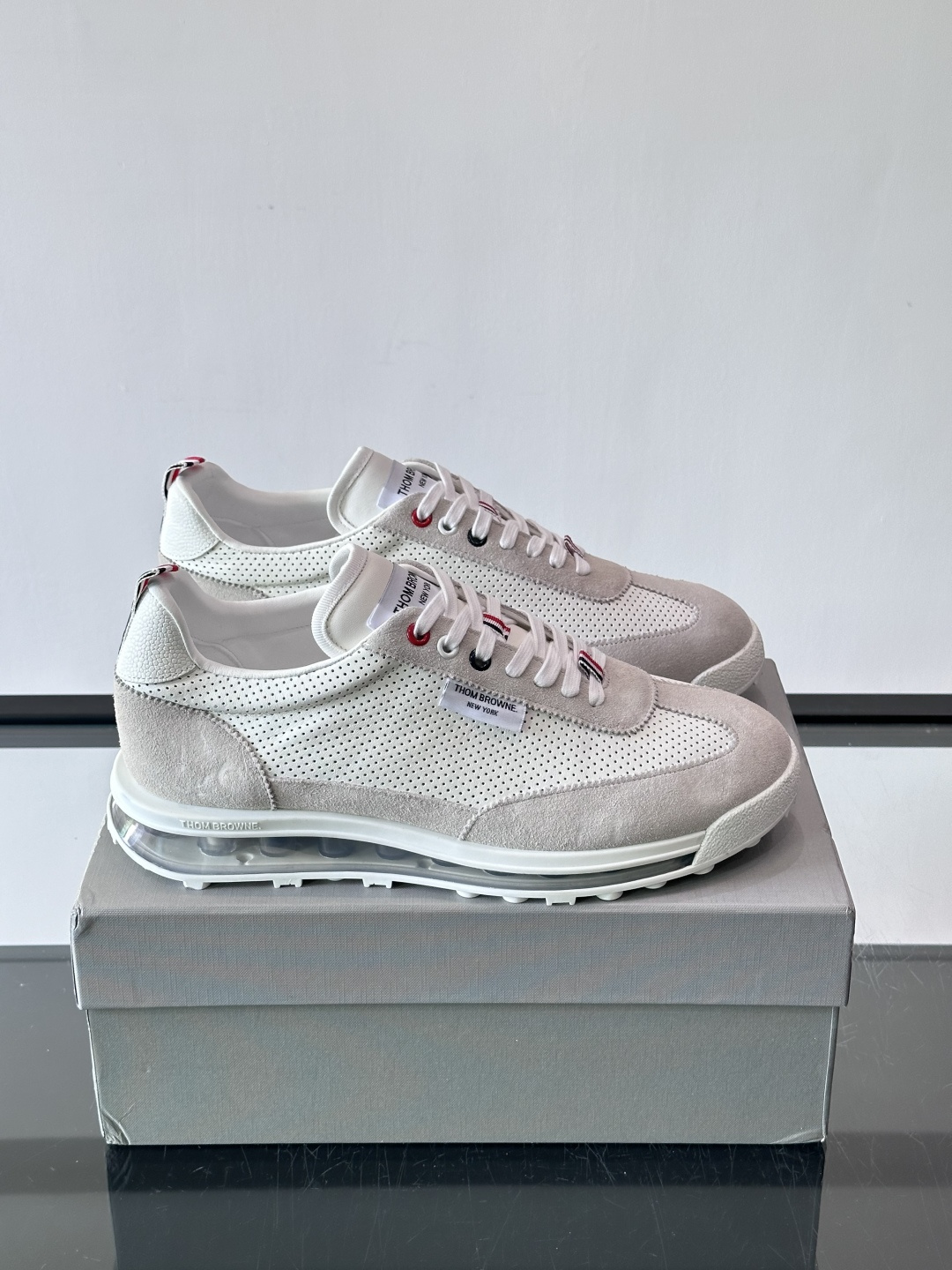 Thom Browne男士气垫休闲鞋，麂皮+牛皮拼接，质感细腻又透气。标志性红白蓝鞋带，辨识度超高。透明