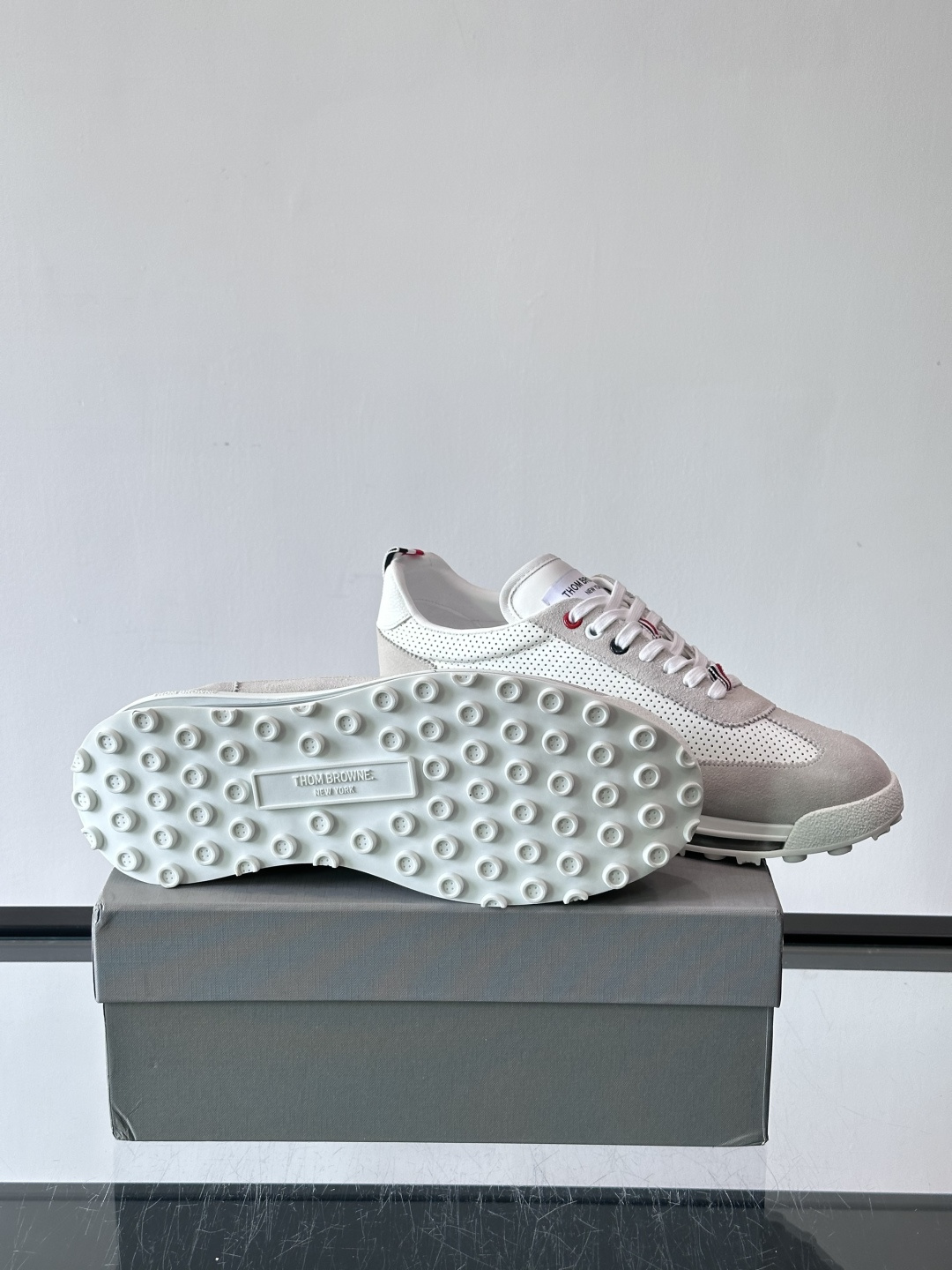 Thom Browne男士气垫休闲鞋，麂皮+牛皮拼接，质感细腻又透气。标志性红白蓝鞋带，辨识度超高。透明