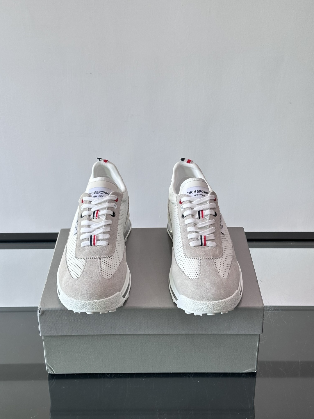 Thom Browne男士气垫休闲鞋，麂皮+牛皮拼接，质感细腻又透气。标志性红白蓝鞋带，辨识度超高。透明