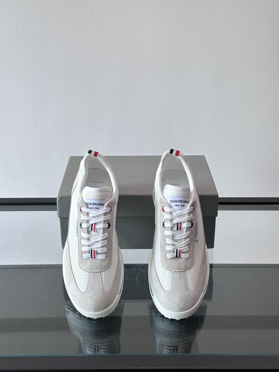 Thom Browne男士气垫休闲鞋，麂皮+牛皮拼接，质感细腻又透气。标志性红白蓝鞋带，辨识度超高。透明