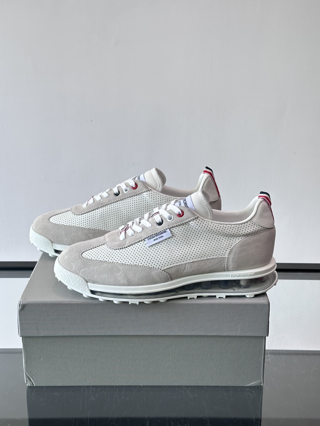 Thom Browne男士气垫休闲鞋，麂皮+牛皮拼接，质感细腻又透气。标志性红白蓝鞋带，辨识度超高。透明