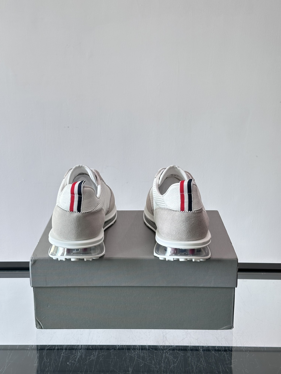 Thom Browne男士气垫休闲鞋，麂皮+牛皮拼接，质感细腻又透气。标志性红白蓝鞋带，辨识度超高。透明