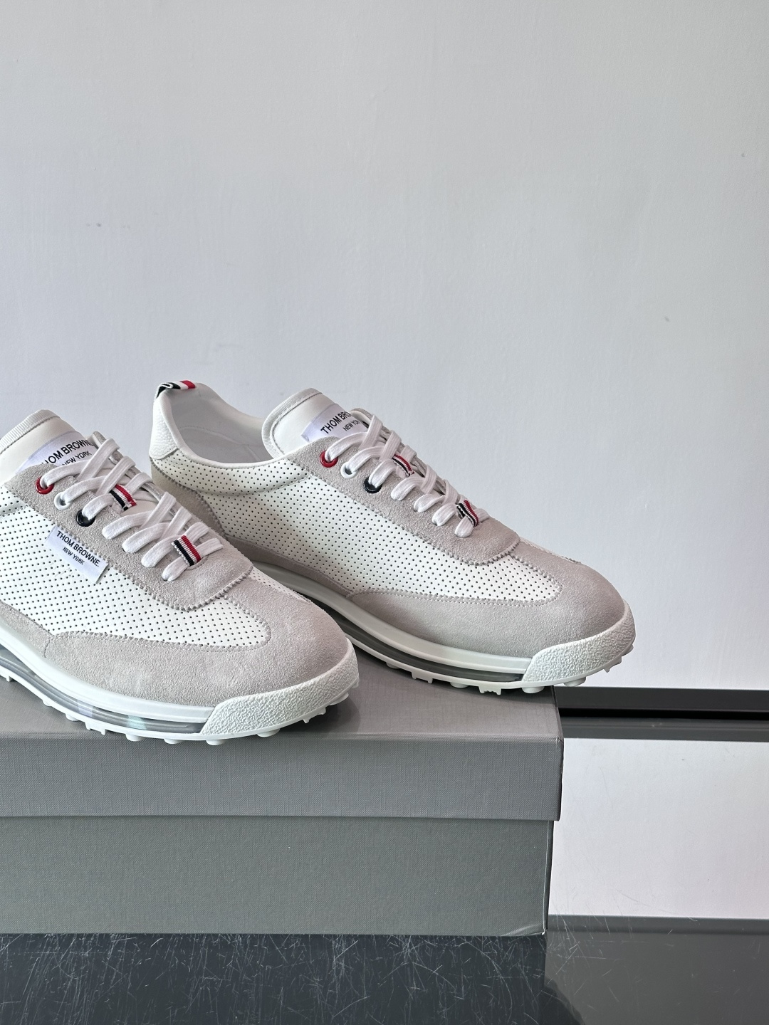 Thom Browne男士气垫休闲鞋，麂皮+牛皮拼接，质感细腻又透气。标志性红白蓝鞋带，辨识度超高。透明