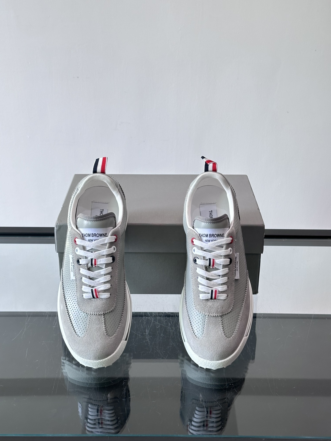Thom Browne男士气垫休闲鞋，麂皮+牛皮拼接，质感细腻又透气。标志性红白蓝鞋带，辨识度超高。透明