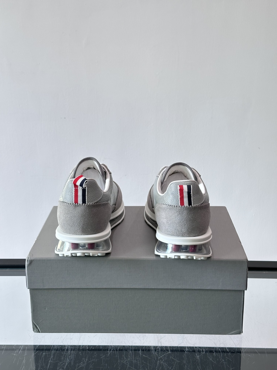 Thom Browne男士气垫休闲鞋，麂皮+牛皮拼接，质感细腻又透气。标志性红白蓝鞋带，辨识度超高。透明