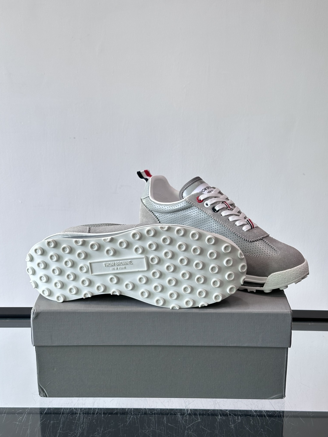 Thom Browne男士气垫休闲鞋，麂皮+牛皮拼接，质感细腻又透气。标志性红白蓝鞋带，辨识度超高。透明