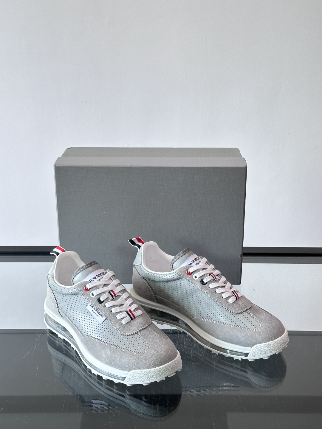 Thom Browne男士气垫休闲鞋，麂皮+牛皮拼接，质感细腻又透气。标志性红白蓝鞋带，辨识度超高。透明