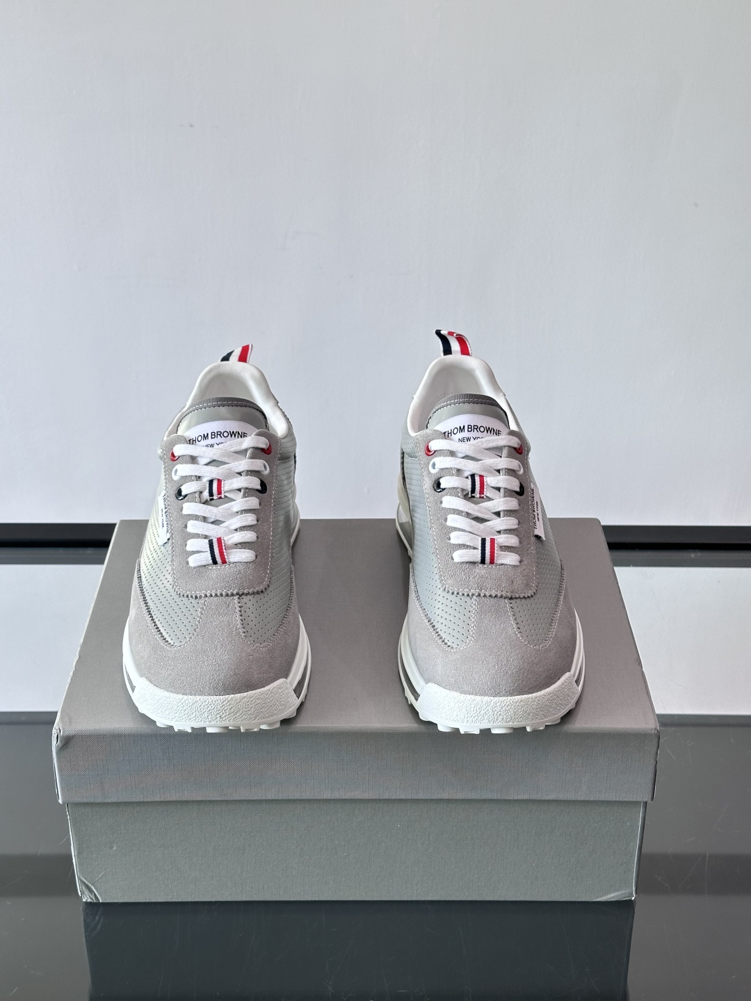 Thom Browne男士气垫休闲鞋，麂皮+牛皮拼接，质感细腻又透气。标志性红白蓝鞋带，辨识度超高。透明