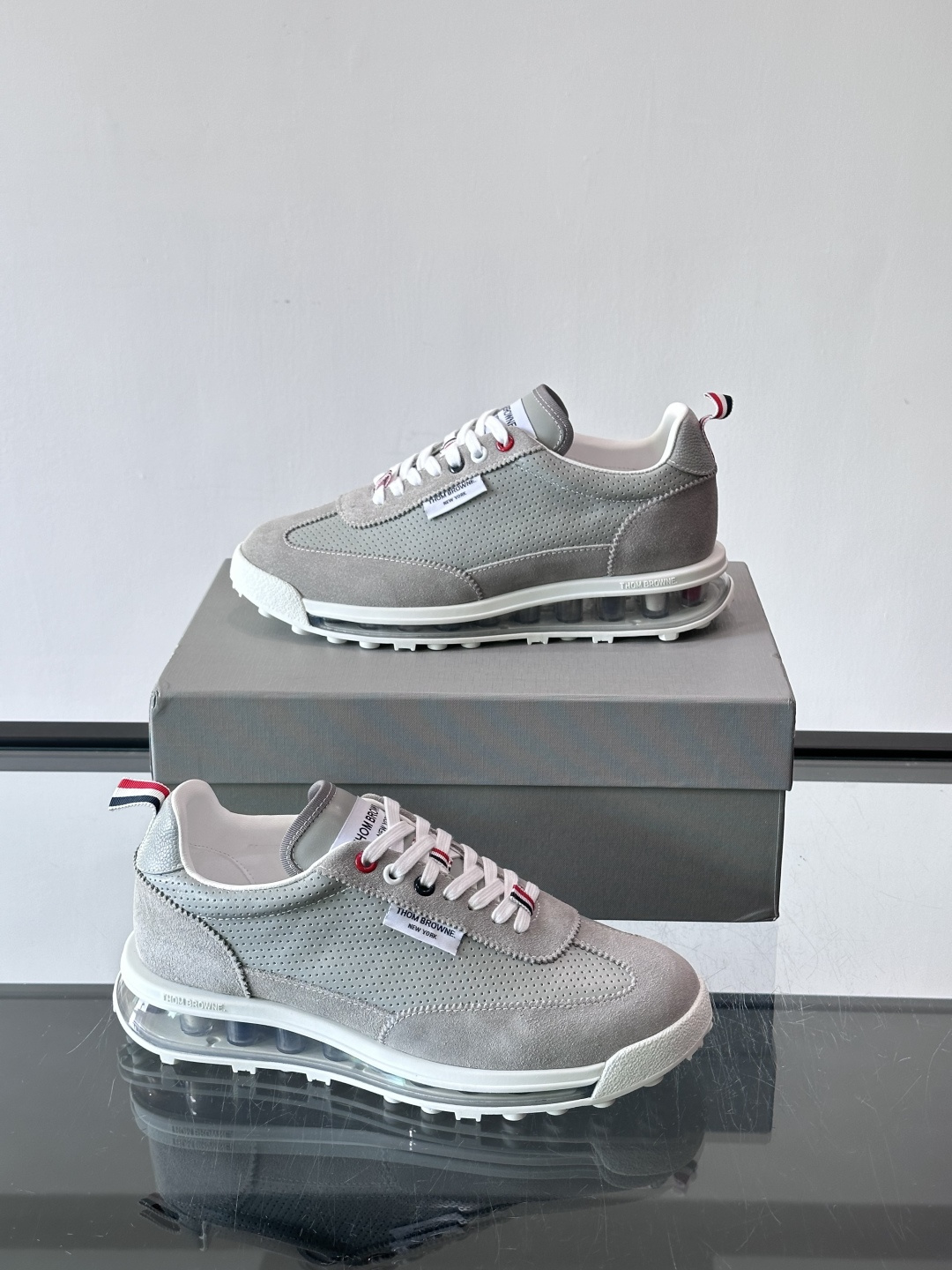 Thom Browne男士气垫休闲鞋，麂皮+牛皮拼接，质感细腻又透气。标志性红白蓝鞋带，辨识度超高。透明