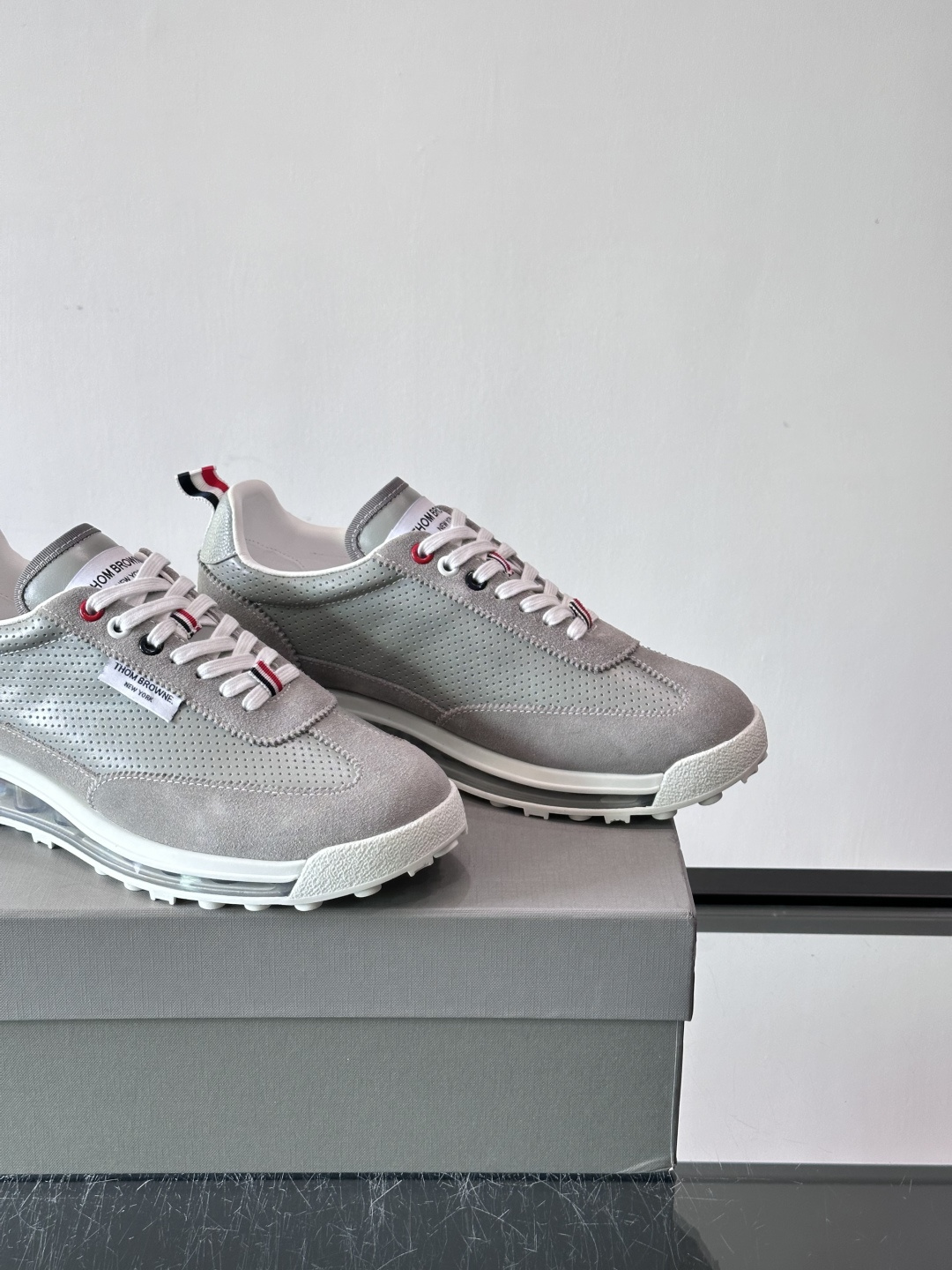 Thom Browne男士气垫休闲鞋，麂皮+牛皮拼接，质感细腻又透气。标志性红白蓝鞋带，辨识度超高。透明