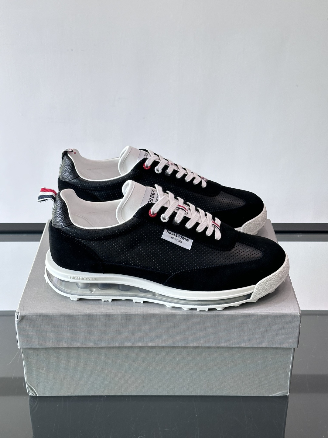 Thom Browne男士气垫休闲鞋，麂皮+牛皮拼接，质感细腻又透气。标志性红白蓝鞋带，辨识度超高。透明