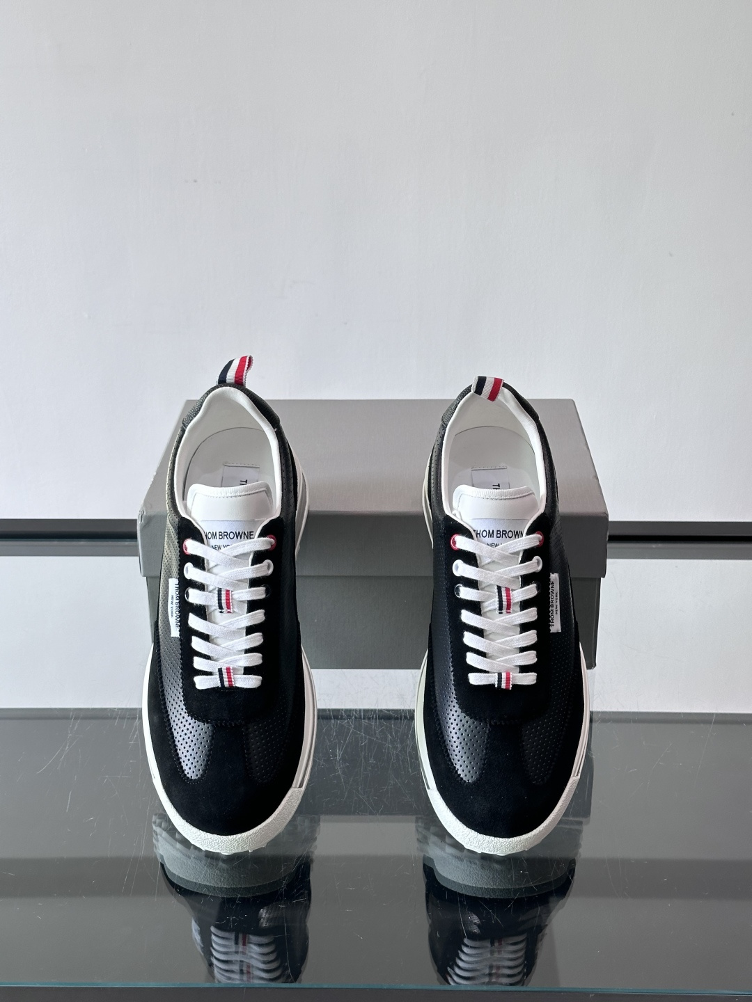 Thom Browne男士气垫休闲鞋，麂皮+牛皮拼接，质感细腻又透气。标志性红白蓝鞋带，辨识度超高。透明