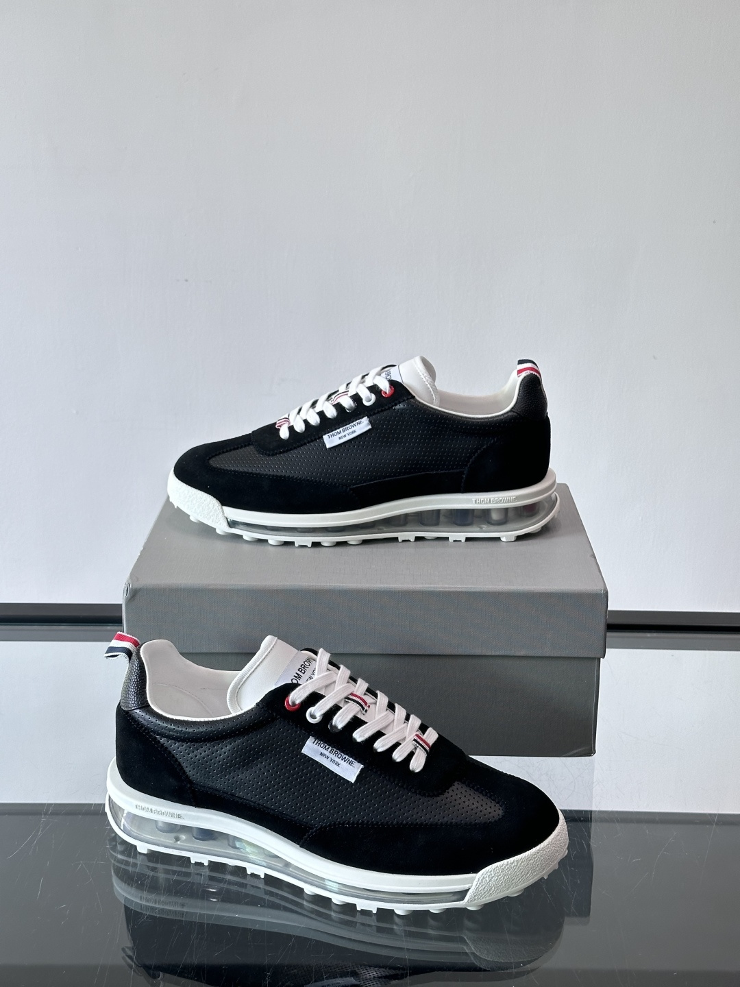 Thom Browne男士气垫休闲鞋，麂皮+牛皮拼接，质感细腻又透气。标志性红白蓝鞋带，辨识度超高。透明