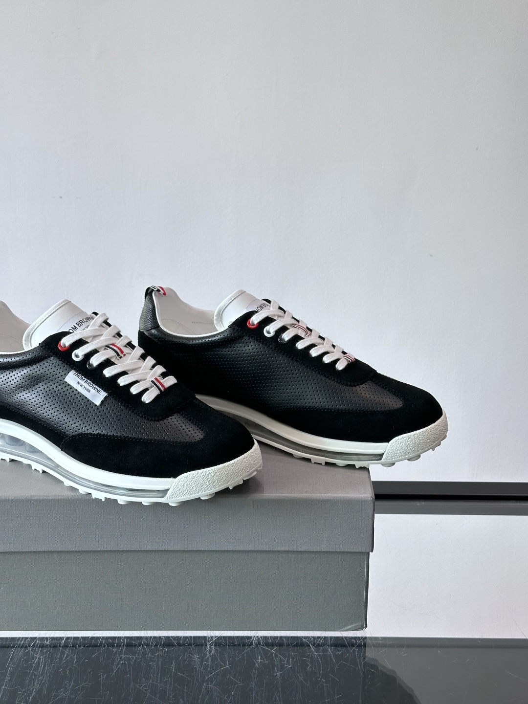 Thom Browne男士气垫休闲鞋，麂皮+牛皮拼接，质感细腻又透气。标志性红白蓝鞋带，辨识度超高。透明