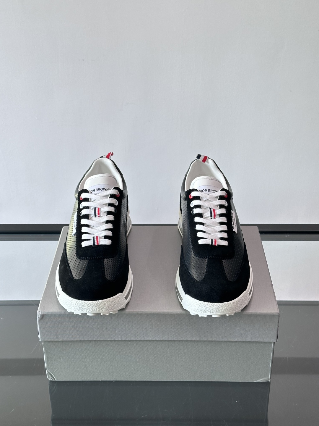 Thom Browne男士气垫休闲鞋，麂皮+牛皮拼接，质感细腻又透气。标志性红白蓝鞋带，辨识度超高。透明