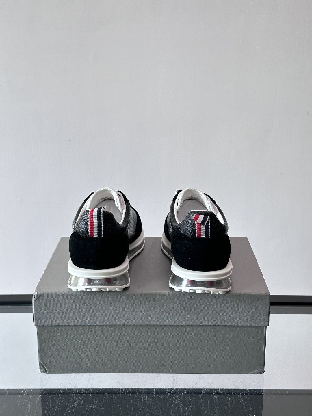 Thom Browne男士气垫休闲鞋，麂皮+牛皮拼接，质感细腻又透气。标志性红白蓝鞋带，辨识度超高。透明