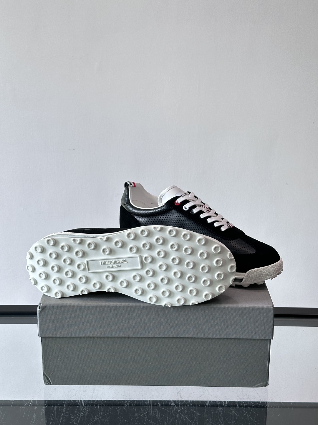Thom Browne男士气垫休闲鞋，麂皮+牛皮拼接，质感细腻又透气。标志性红白蓝鞋带，辨识度超高。透明