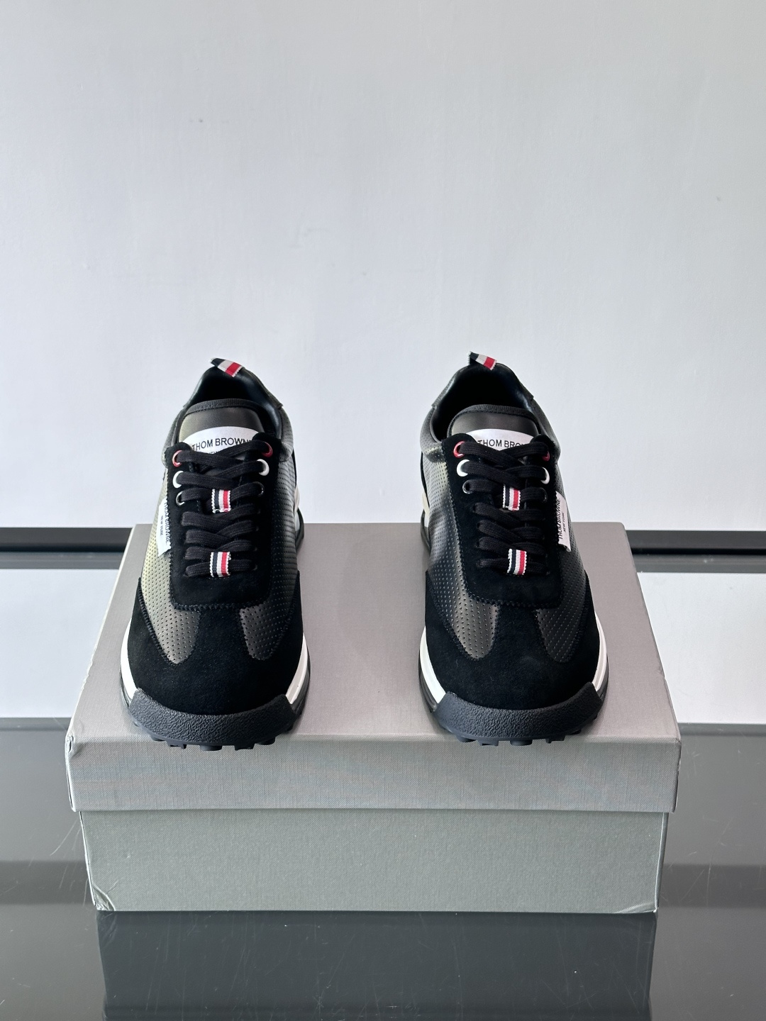 Thom Browne男士气垫休闲鞋，麂皮+牛皮拼接，质感细腻又透气。标志性红白蓝鞋带，辨识度超高。透明