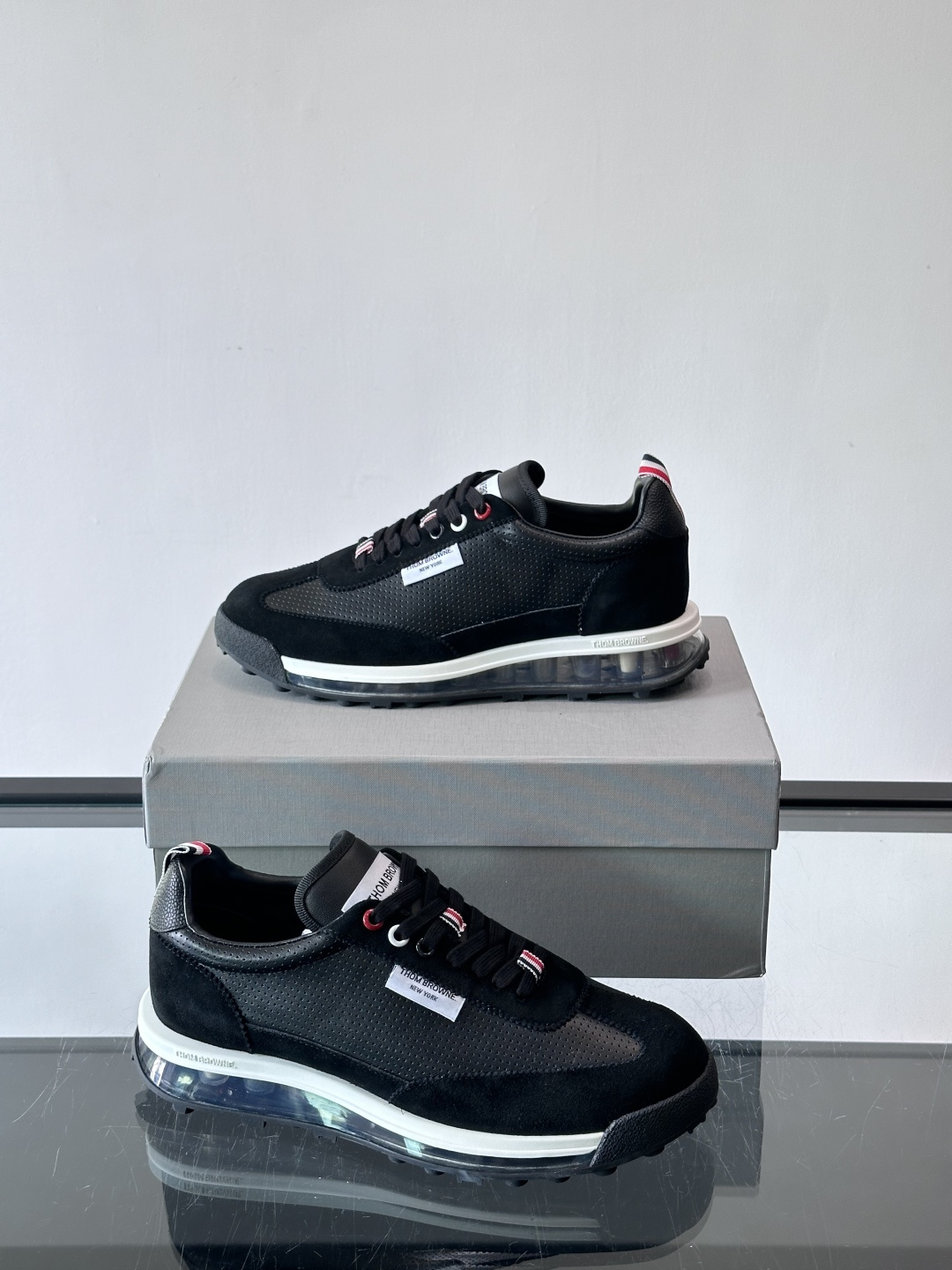 Thom Browne男士气垫休闲鞋，麂皮+牛皮拼接，质感细腻又透气。标志性红白蓝鞋带，辨识度超高。透明