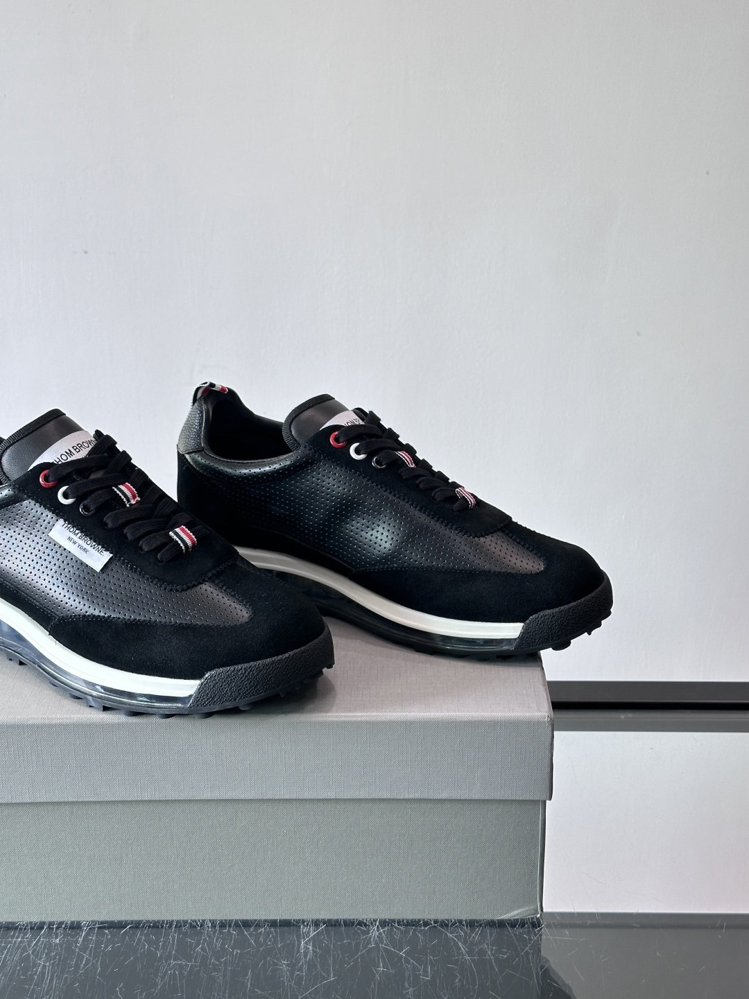 Thom Browne男士气垫休闲鞋，麂皮+牛皮拼接，质感细腻又透气。标志性红白蓝鞋带，辨识度超高。透明