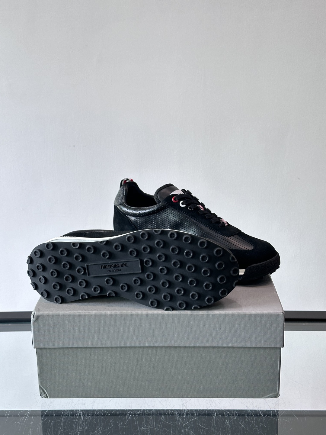 Thom Browne男士气垫休闲鞋，麂皮+牛皮拼接，质感细腻又透气。标志性红白蓝鞋带，辨识度超高。透明