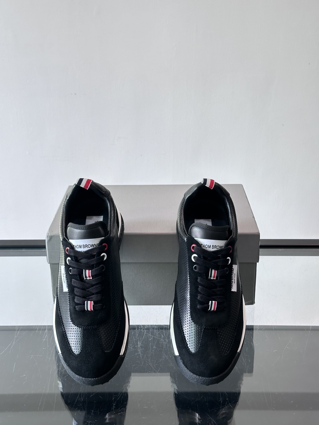 Thom Browne男士气垫休闲鞋，麂皮+牛皮拼接，质感细腻又透气。标志性红白蓝鞋带，辨识度超高。透明