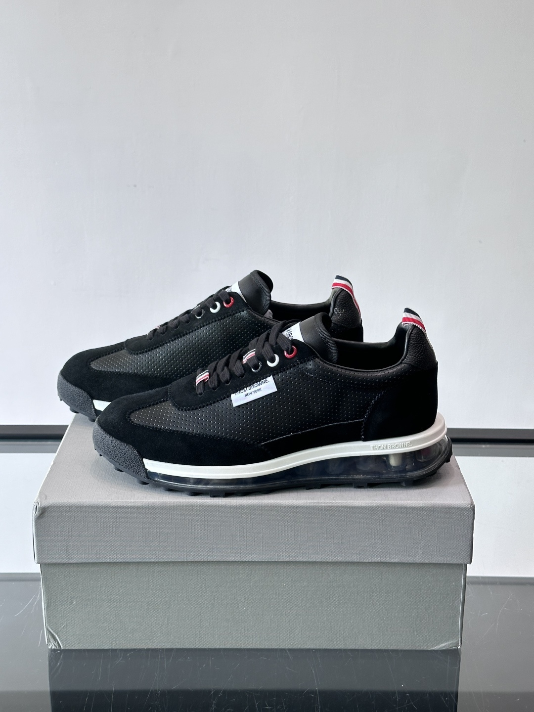 Thom Browne男士气垫休闲鞋，麂皮+牛皮拼接，质感细腻又透气。标志性红白蓝鞋带，辨识度超高。透明