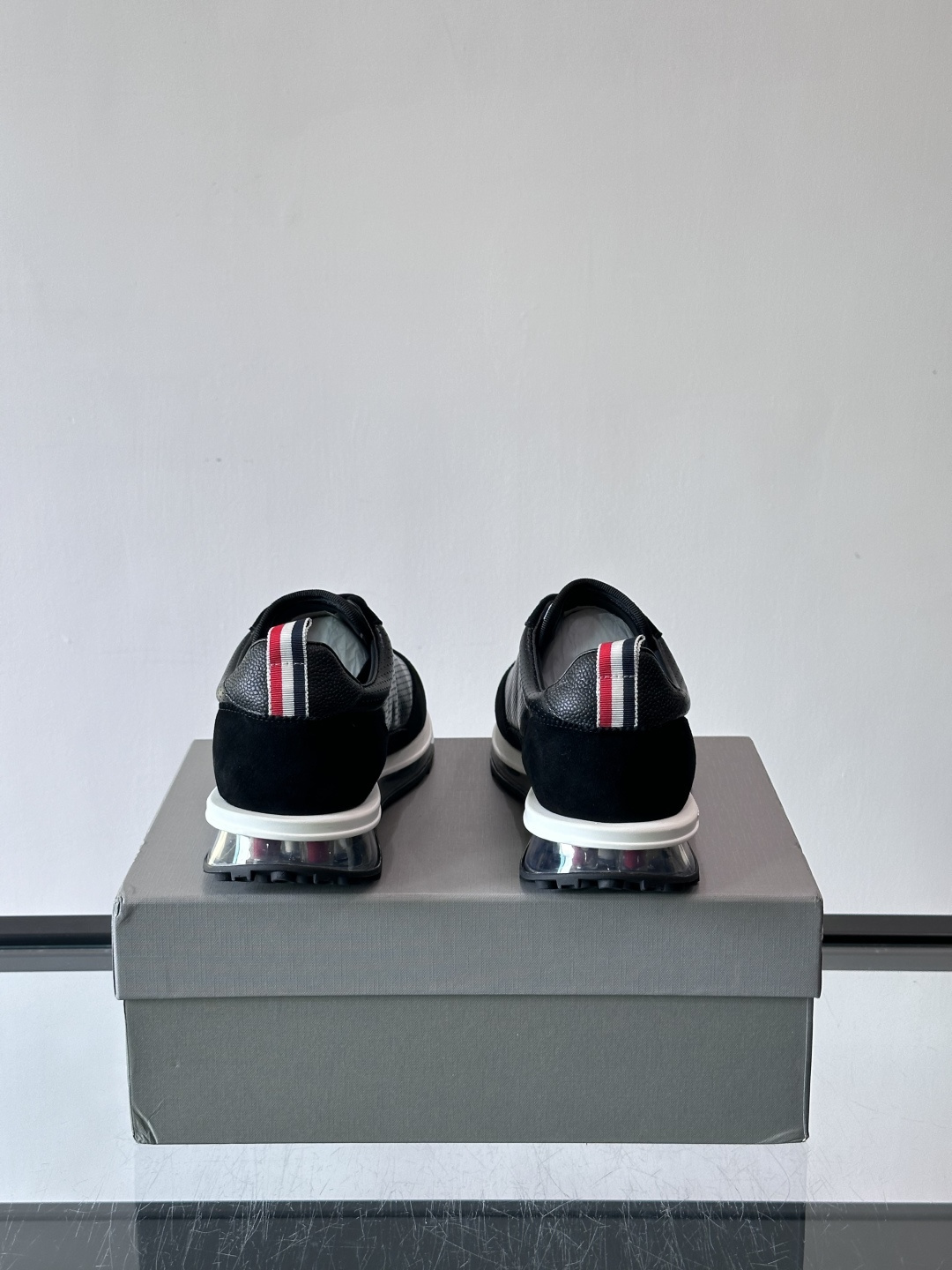 Thom Browne男士气垫休闲鞋，麂皮+牛皮拼接，质感细腻又透气。标志性红白蓝鞋带，辨识度超高。透明