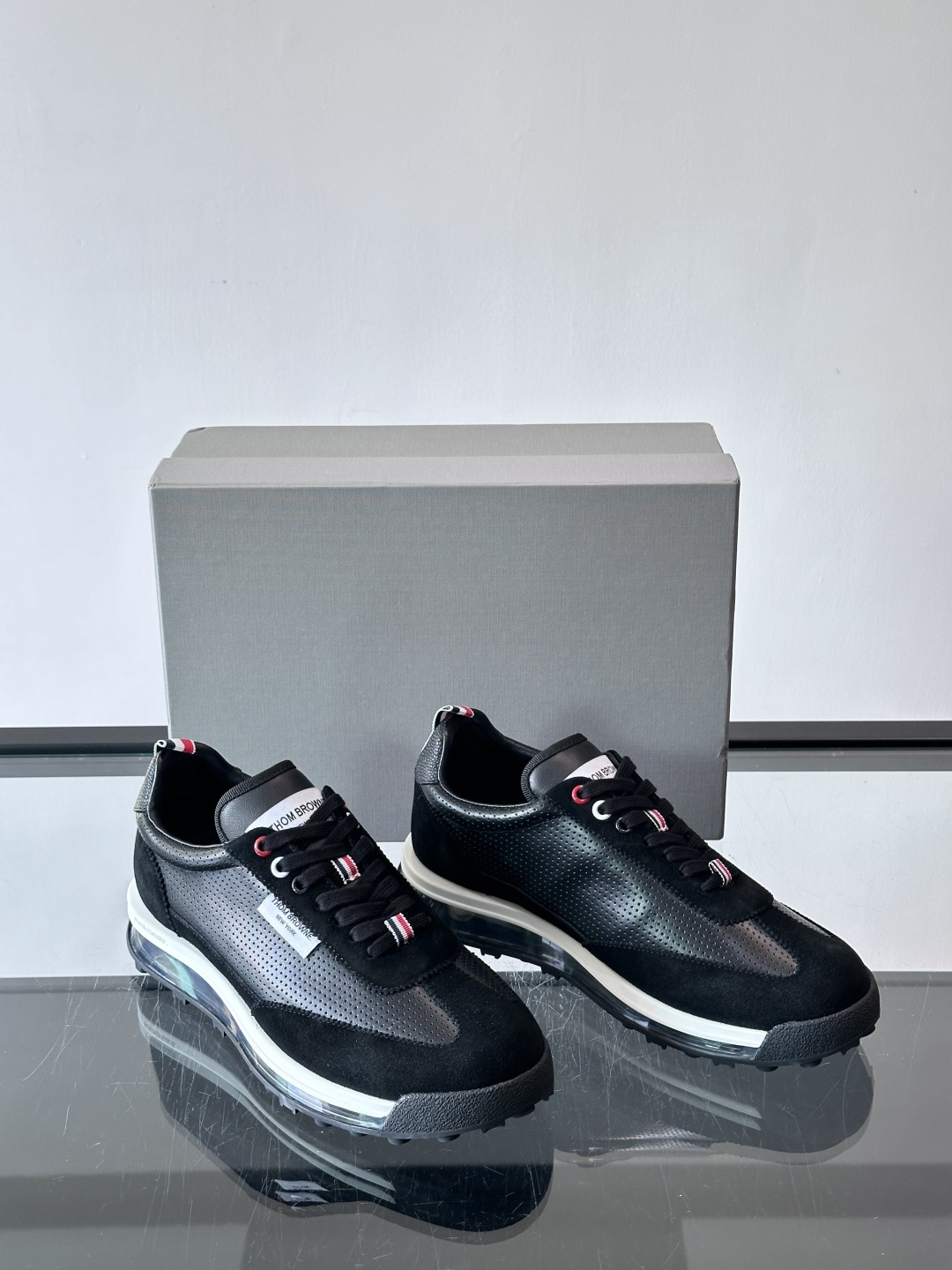 Thom Browne男士气垫休闲鞋，麂皮+牛皮拼接，质感细腻又透气。标志性红白蓝鞋带，辨识度超高。透明