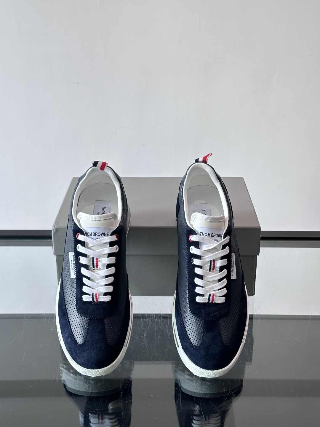 Thom Browne男士气垫休闲鞋，麂皮+牛皮拼接，质感细腻又透气。标志性红白蓝鞋带，辨识度超高。透明