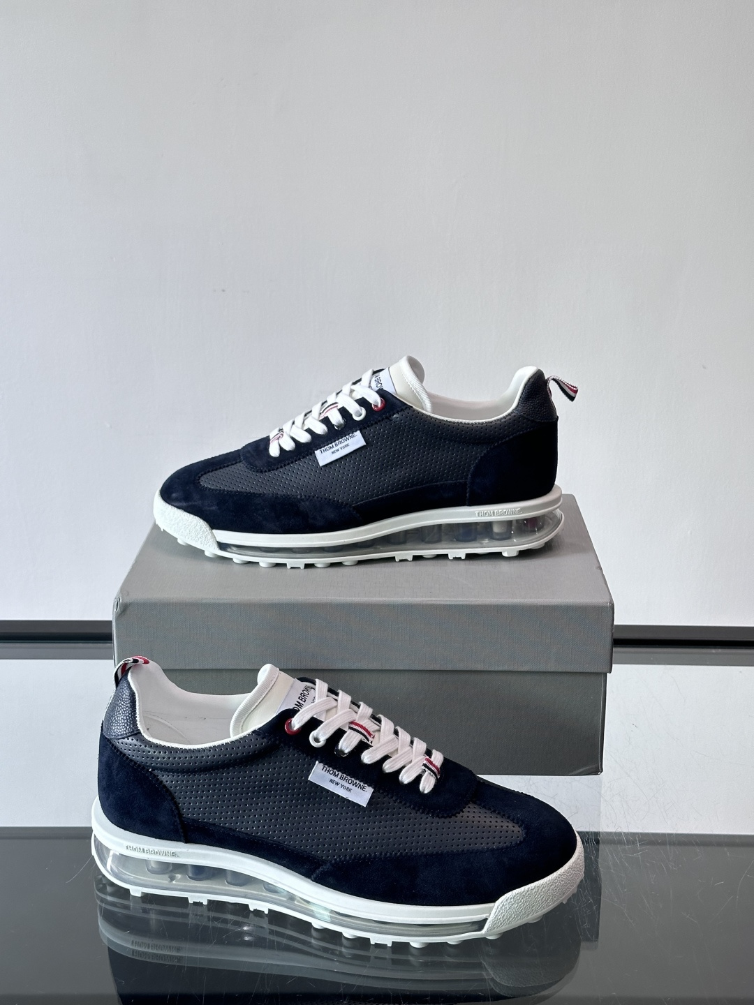 Thom Browne男士气垫休闲鞋，麂皮+牛皮拼接，质感细腻又透气。标志性红白蓝鞋带，辨识度超高。透明
